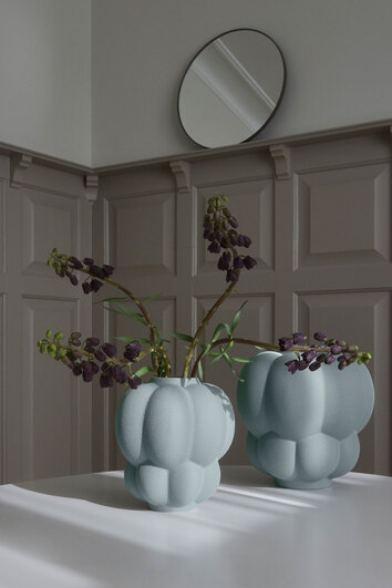 Två Uva vas i färgen Pale Mint  med lila blommor i
