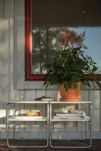 Två Sidobord L45 i vitlackad ek mot husfasad med dekorativa detaljer och krukväxt