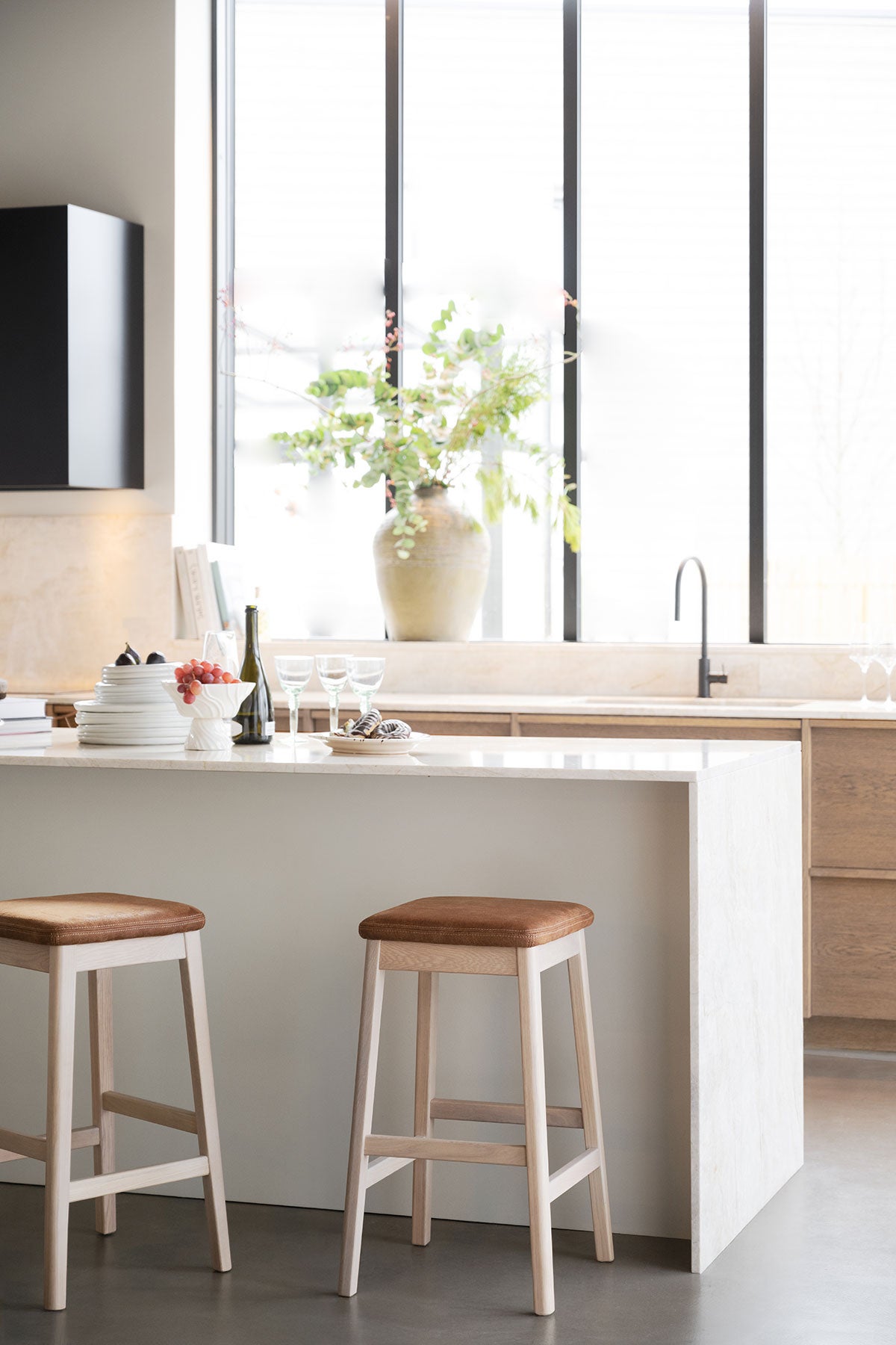 Livermore Barpall i vitpigmenterad ek vid köksö