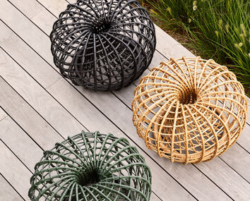 Nest Soffbord i olika färger på trädäck