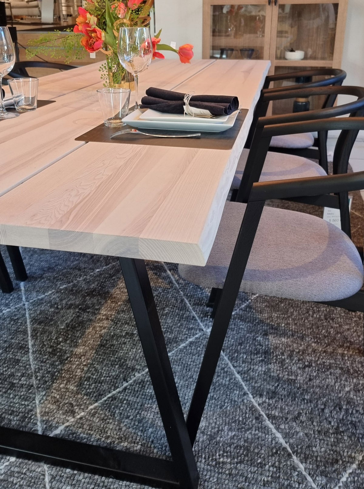 Forest matbord, detaljbild på plankbordet. 