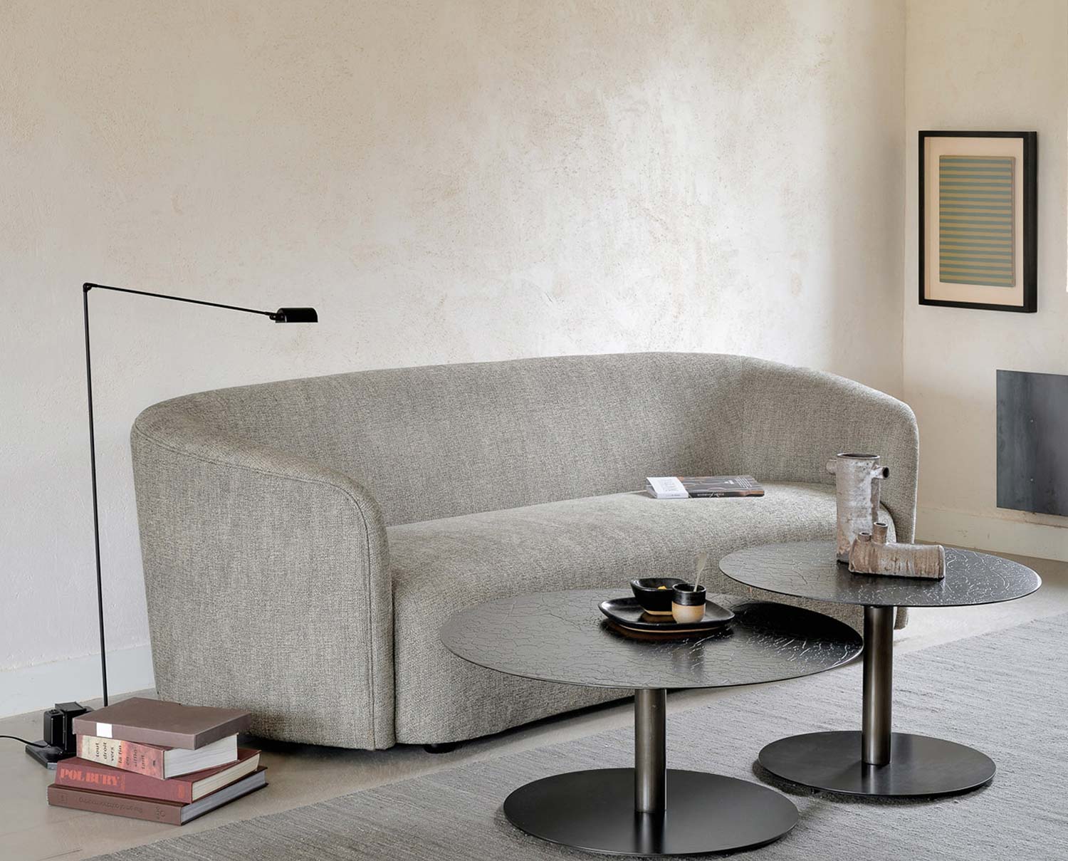 Ellipse Soffa 3-sits i färgen Ash med två runda sidobord i svart färg