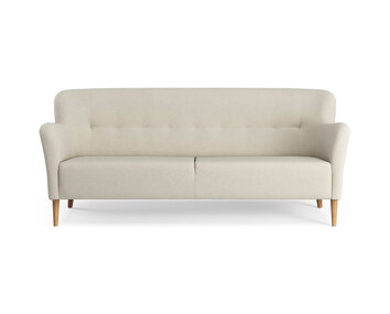 Soffan Nova i tresitsig modell. Soffan är klädd i tyget Patina 02, med ben i oljad ek.