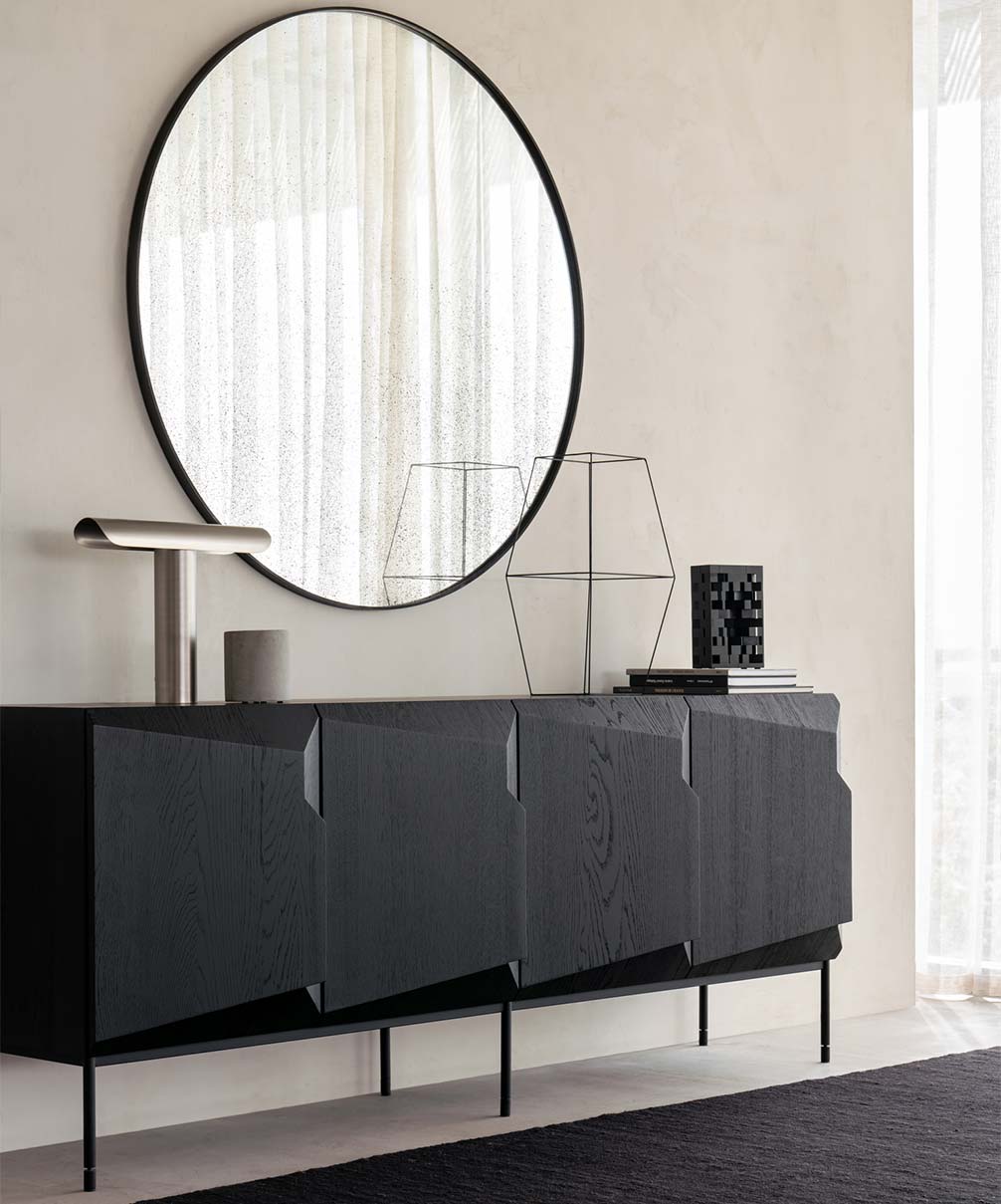 Stairs Sideboard i svart ek dekorerad med en bordslampa, doftljus, böcker och en skulptur