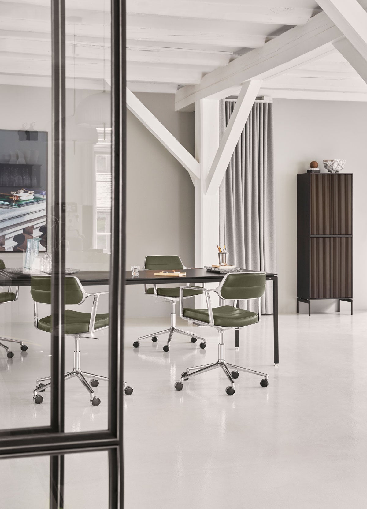 vipp-453-swivel+-bosco-green-conference-01