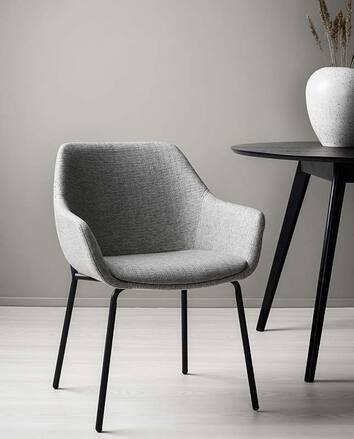 Haley Karmstol bredvid ett svart runt bord