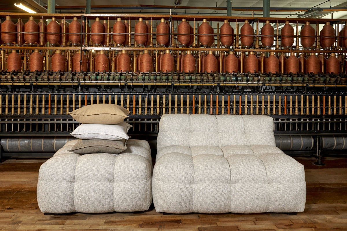 Miljöbild på fåtöljen Kendall. Fåtöljen är klädd i tyget 11 Beige. Fåtöljen visas här tillsammans med pallen Kendall. 