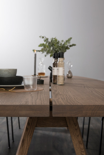 Elegant Matbord dukat med porslin, levande ljus och kryddor