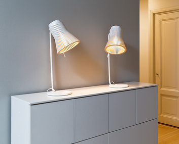 Petite 4620 Bordslampa Vit  på vitt sideboard