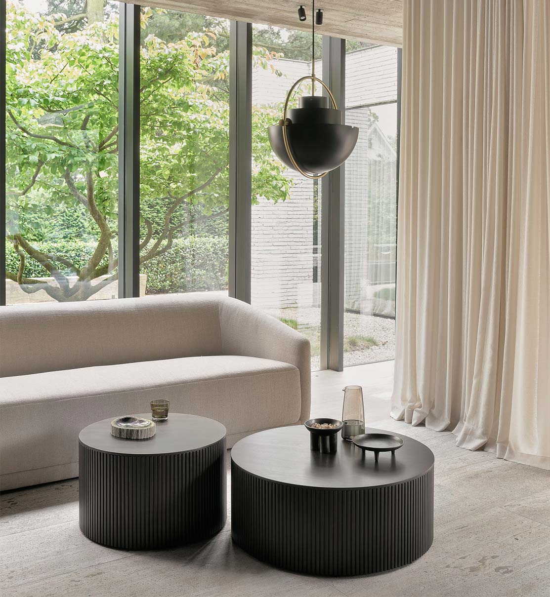 Roller max soffbord från Ethnicraft i i ett vackert vardagsrum