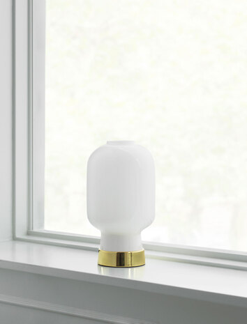 Amp-Bordslampa-White-Brass-Miljo-1