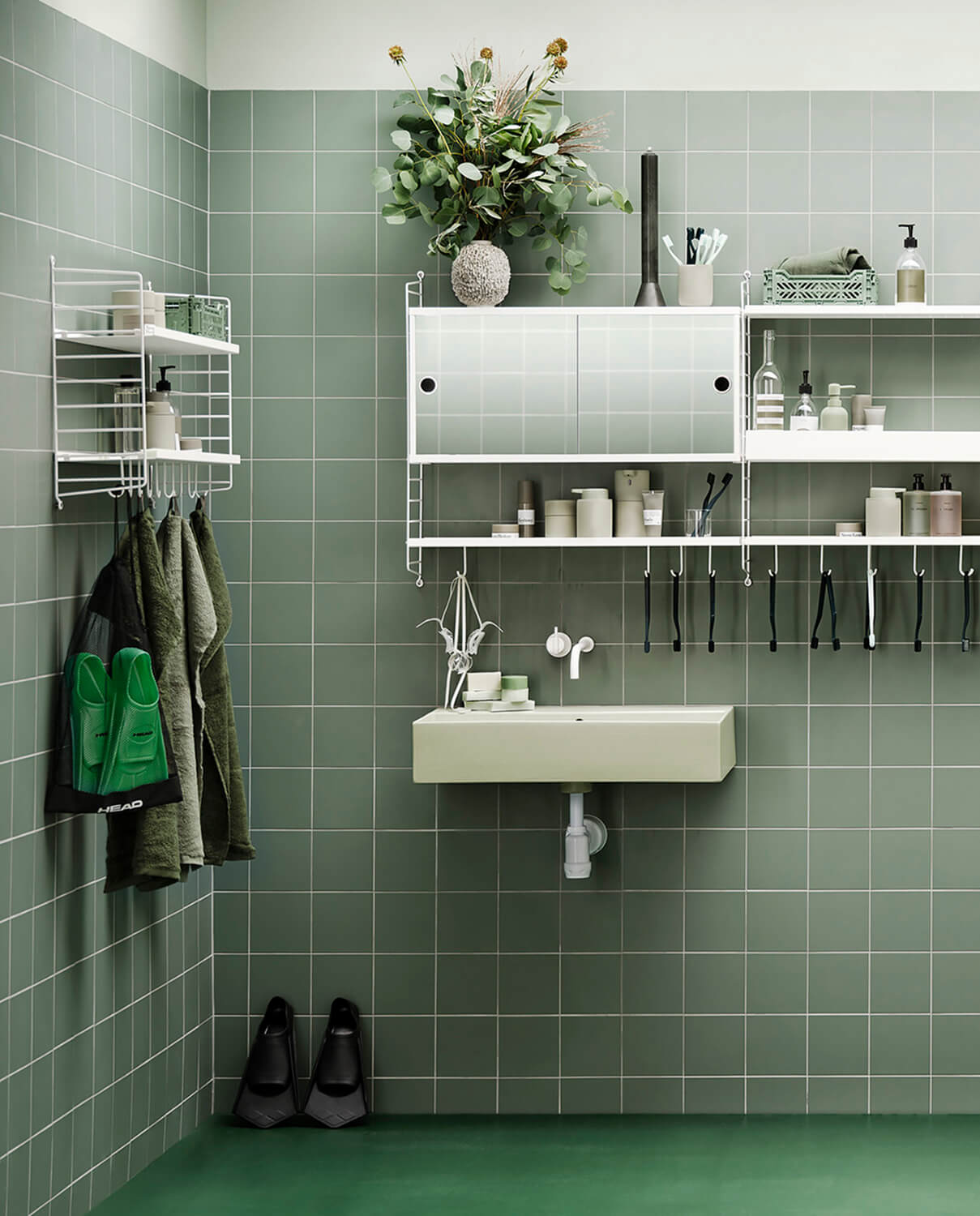 Badrum smart inrett med String sidobord och hyllplan