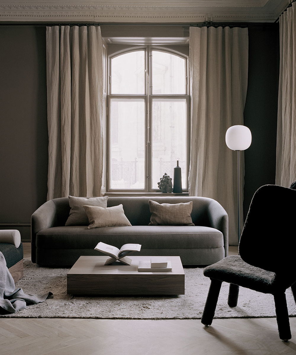 Mysigt vardagsrum med soffan Convent och fåtöljen Tembo från New Works