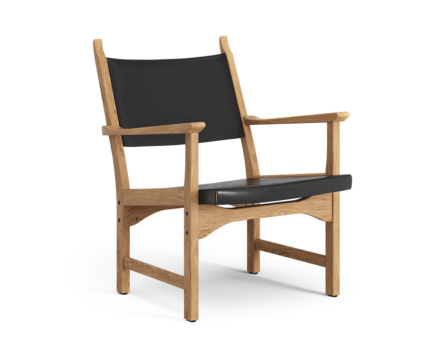 Fåtöljen Caryngo. Här visade i oljad ek, med sits i svart sadelläder.