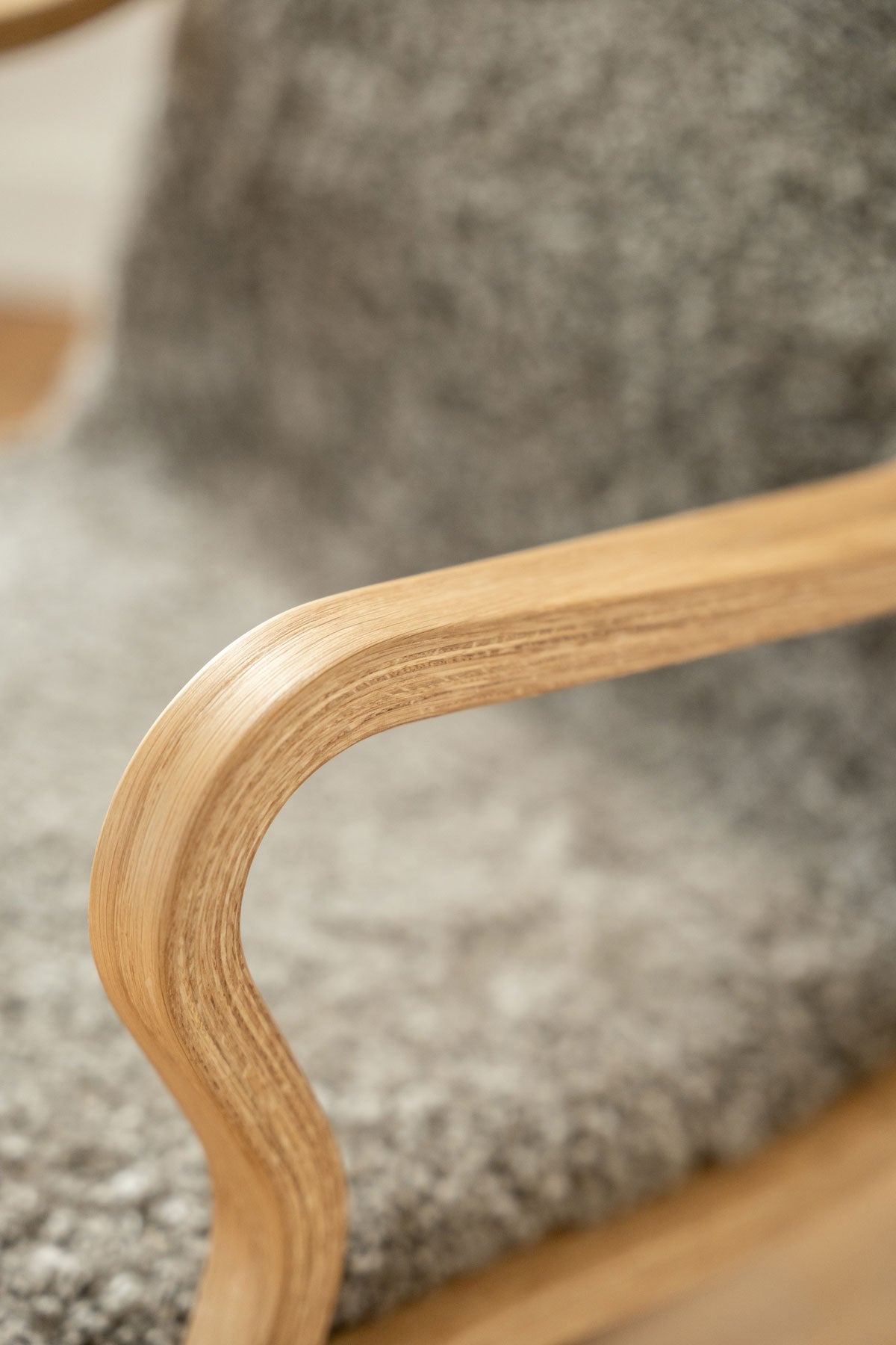 Chic Fåtölj i oljad ek med fårskinn