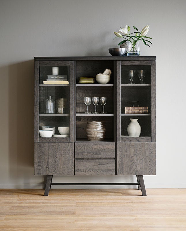 Brooklyn Vitrinskåp fyllt med porslin, glas och dekorativa detaljer