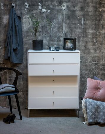 Volt Byrå 5 Lådor Vit dekorerad med krukväxt, ljuslyktor och fotografi