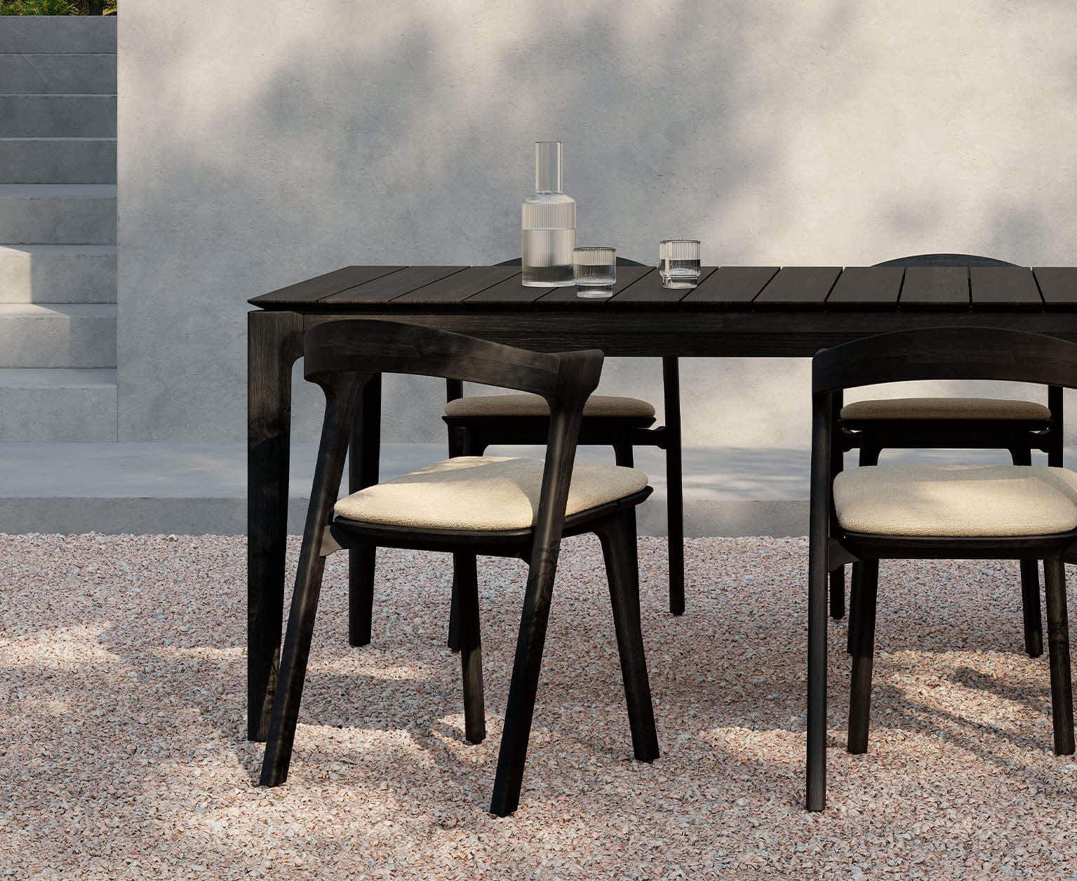 Bok-Outdoor-Matbord-Svartteak-Miljö-Bokstol-klippt