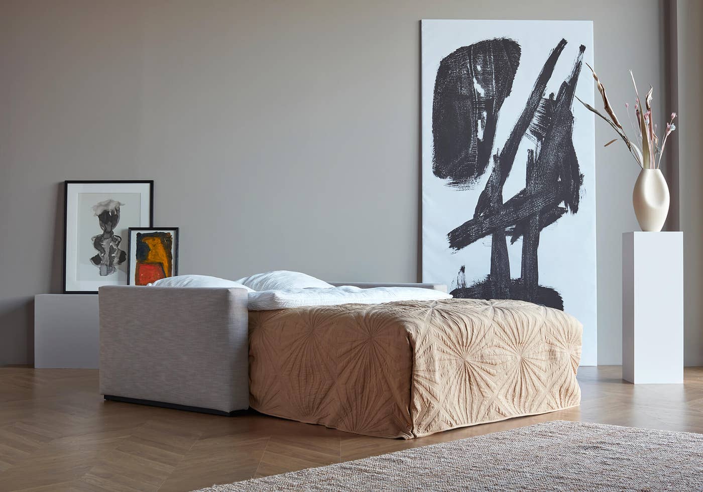 Cosial-140-baddsoffa-inspiration-baddsoffor-tibergs.jpg Cosial bäddsoffa utbäddad till säng i ett vardagsrum