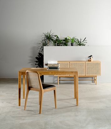 Raqcuet Stol och Skrivbord med Raqcuet Sideboard i bakgrunden