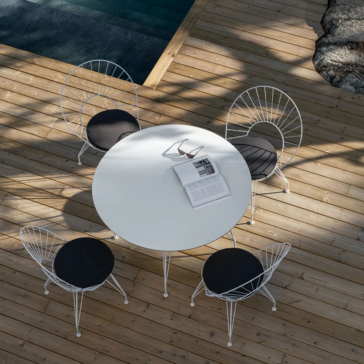 Miljöbild på Desirée, med diameter 110 centimeter.  Här visad med den tillhörande stolen Desirée. 