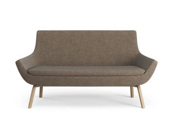 Soffan Happy i låg modell, klädd i tyget Hallingdal 0270 med ben i ekbetsad ask