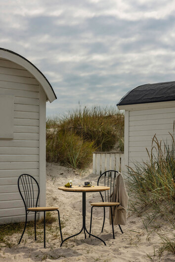 Akleja Bord och Stolar från Grythyttan på strand vid sjöbod