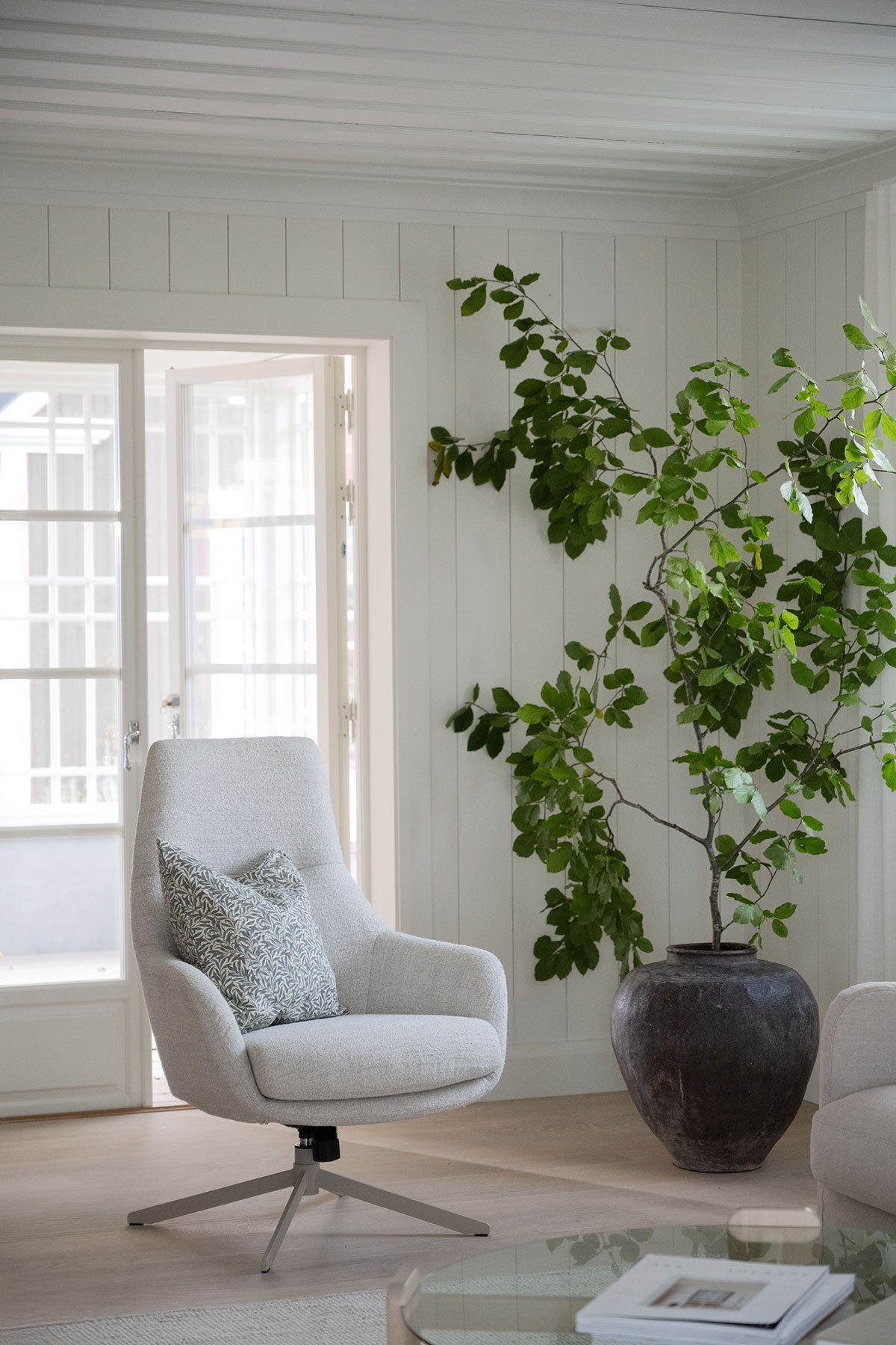 Conroe Fåtölj med prydnadskudde i ljust vardagsrum