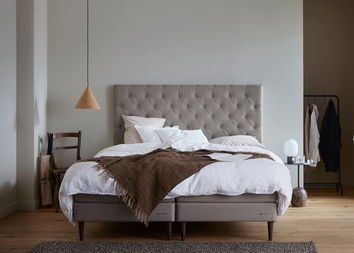 Ställbar säng Family från Hilding i beige tyg.