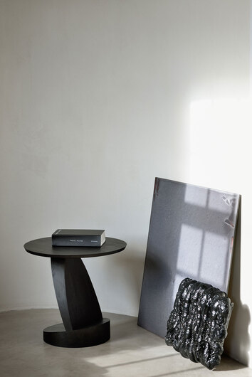 Oblic-Sidobord-Svart-Teak-Miljo