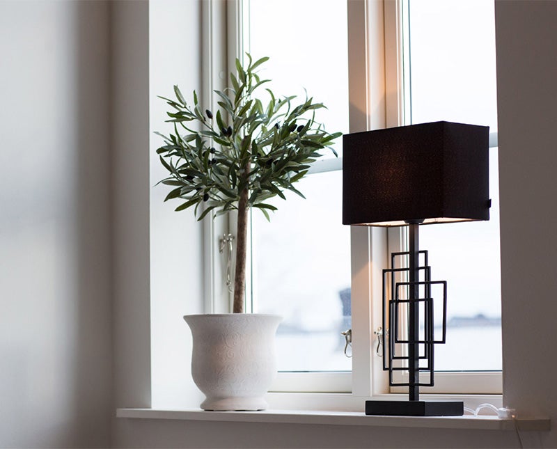 Paragon Bordslampa 52 i fönsterkarm bredvid krukväxt