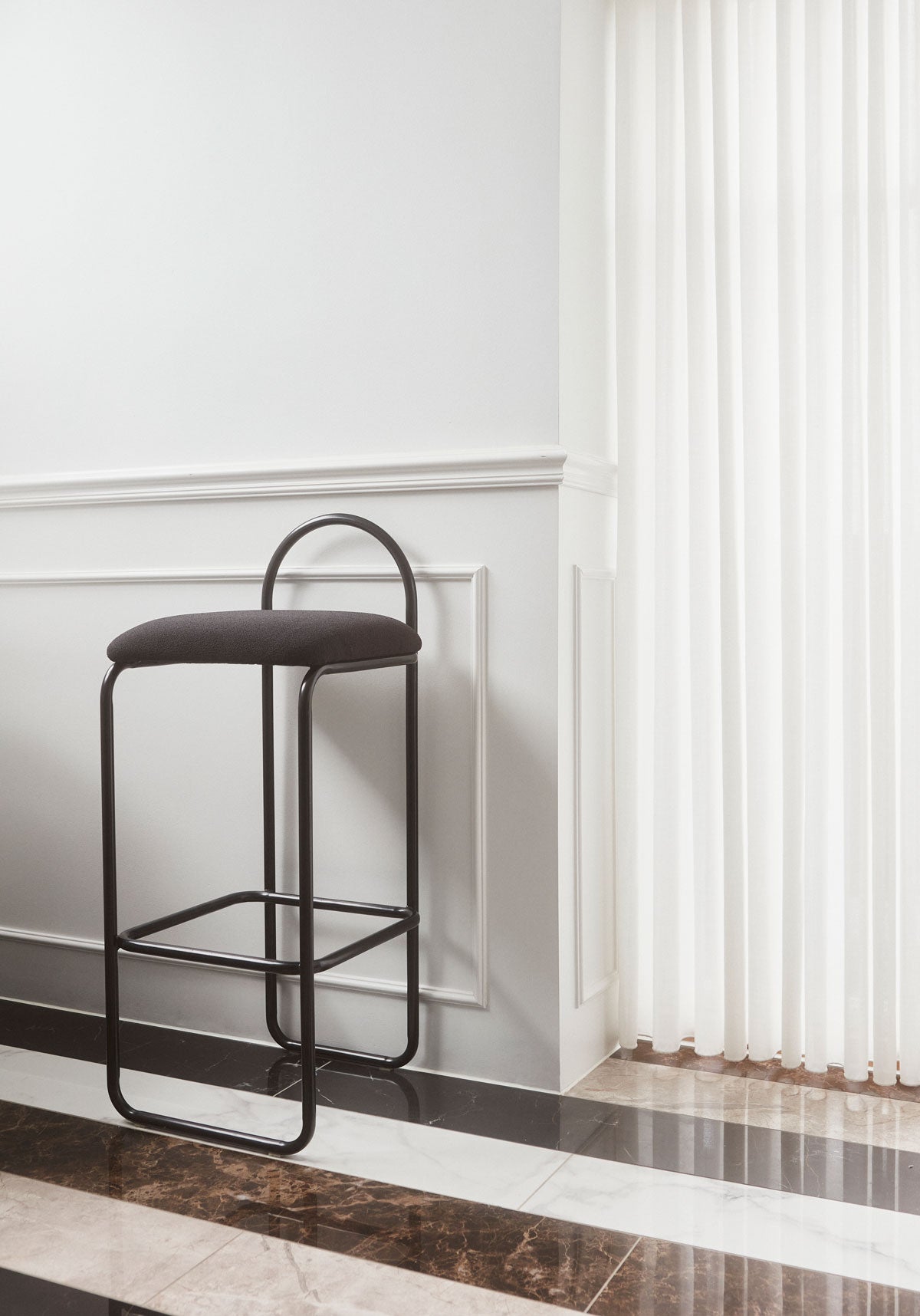 Angui Barstol i färgen Anthracite i smakfullt inredd inredning