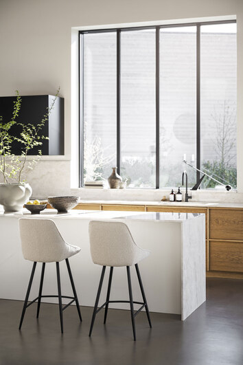 Sierra Barstol i Beige Bouclé vid köksö i kök