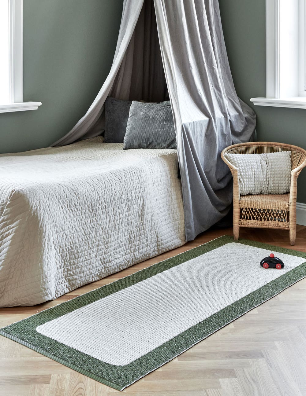 pappelina_ilda_pine_bedroom_creative.jpg Ilda gångmatta Pine grön - Pappelina