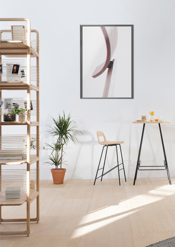 Muse bokhylla eller rumsavdelare i vacker ek med detaljer av handvävd bomulls snören. Leina barstol och barbord.