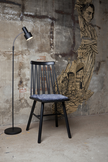 ZigZag Stol med ZigZag Fårskinnsdyna i industriell lokal