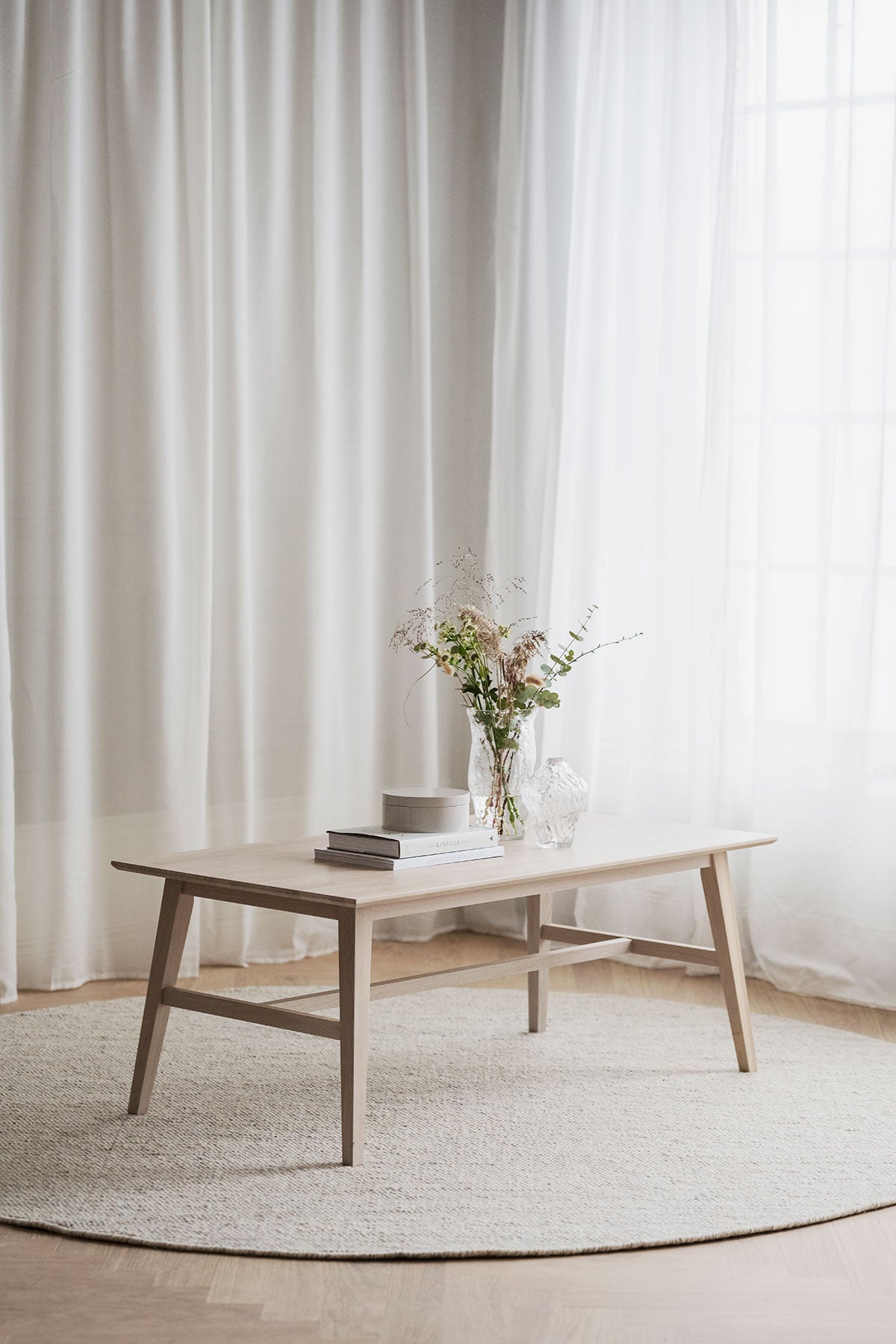 Filippa Soffbord 130 i vitpigmenterad ek med två vaser och dekorativa böcker