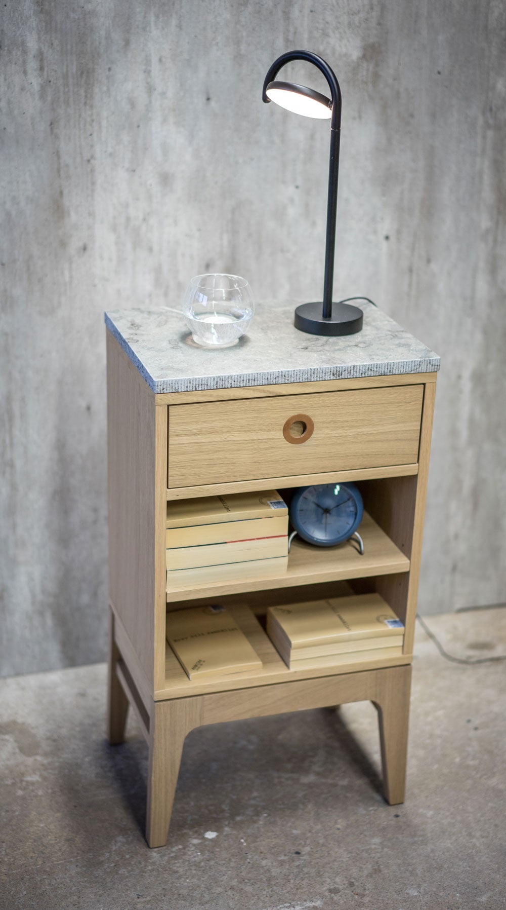 Höllviken Sängbord i Vitpigm.Ek och med marmortopp.