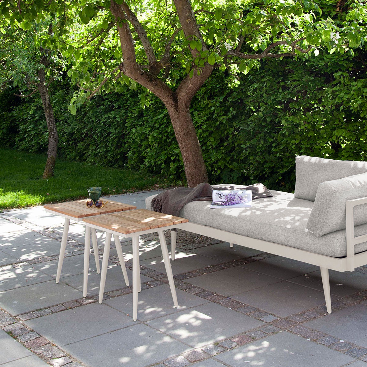 Rio Sidobord och Dagbädd på skuggig uteplats