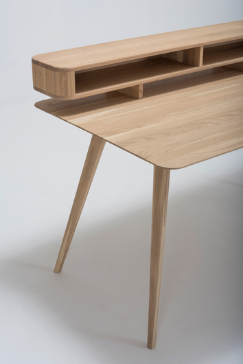 Stafa skrivbord 140 med hylla