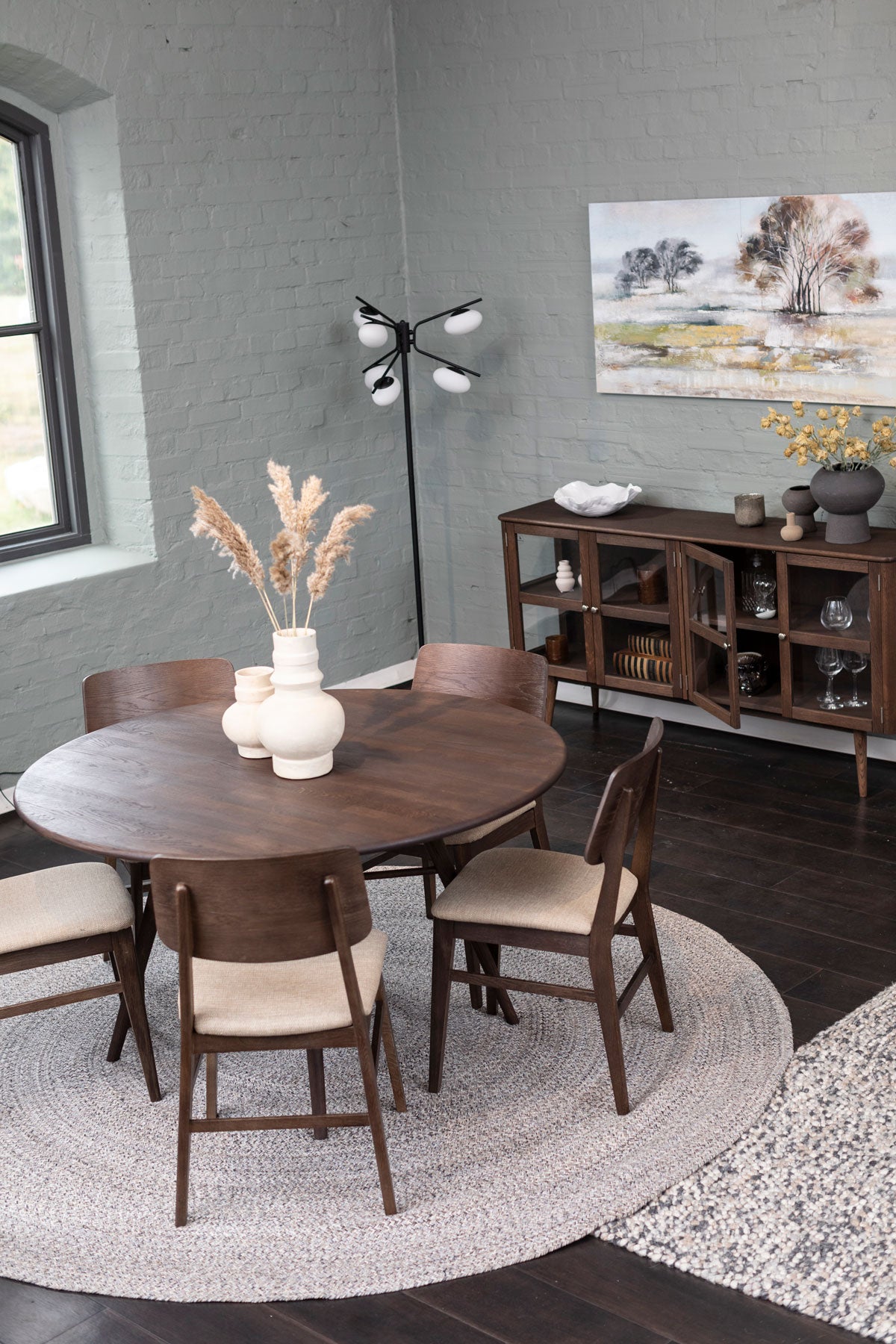 Löderup Matbord med Stevie Stol på rund matta i jute