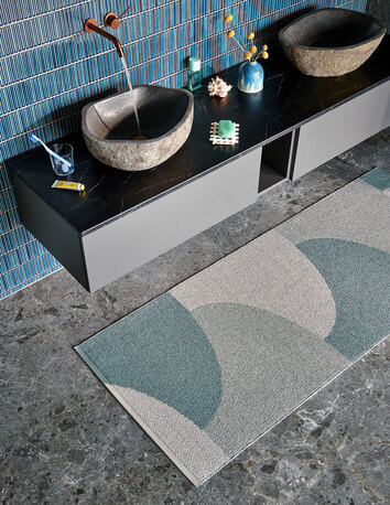 Hill Gångmatta i färgen Haze/Sage på golv i badrum