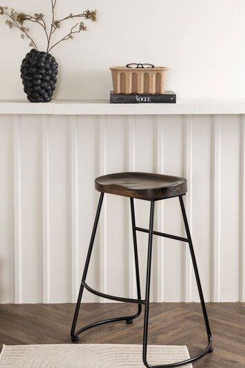 Ozark Barstol intill vit väggpanel med dekorativ vägglist