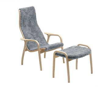 Lamino Fåtölj och Fotpall i lackad bok klädd i fårskinnet Grafit