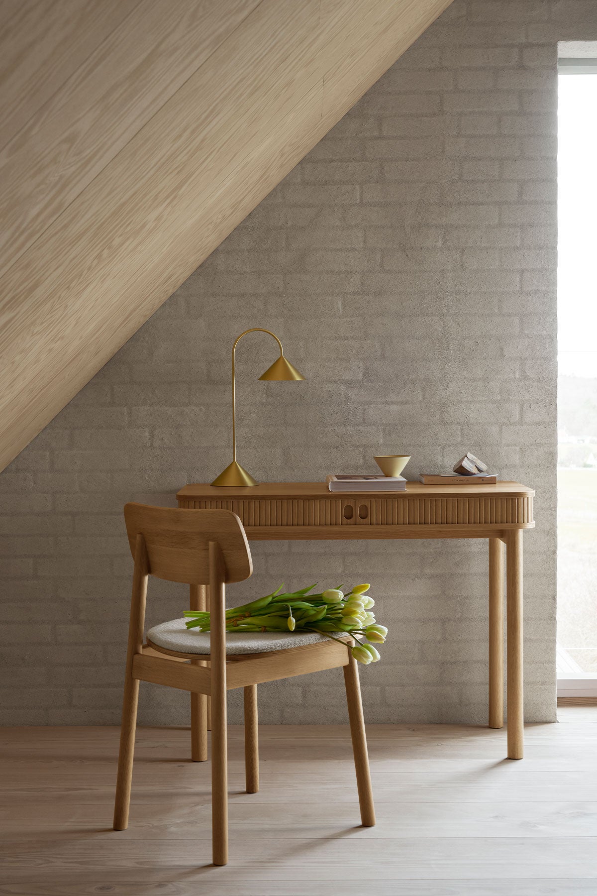 Langley Skrivbord med stol framför och pyntat.