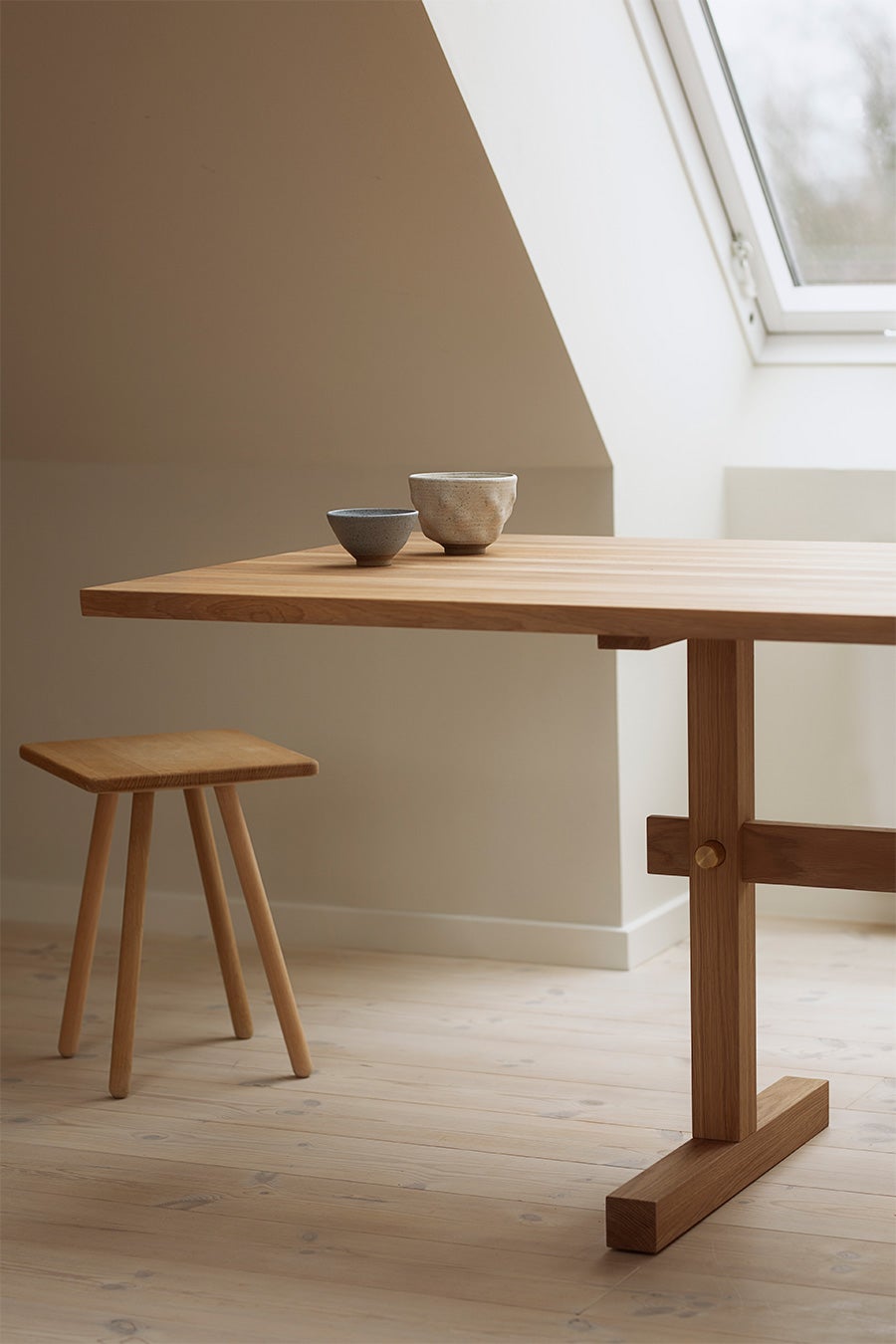 Gaspard-Dining-Table-240-Oak-Light-Brass-Lifestyle-Etnicraft-02