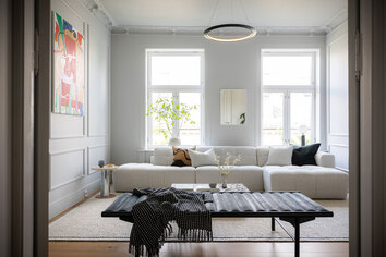 Bluemary  hörnsoffa som står i ett stort och ljust vardagsrum