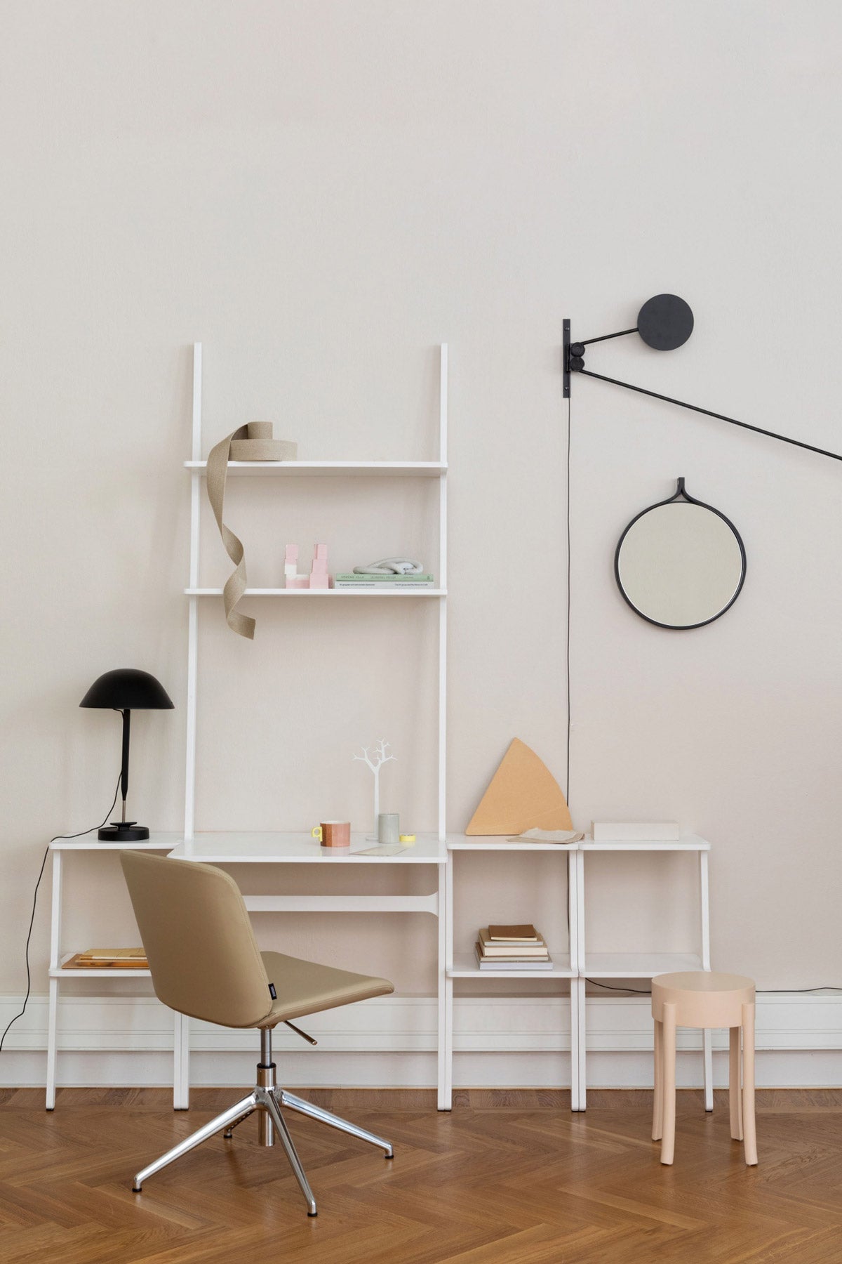 Libri Skrivbord Vitt lutat mot vägg, med Libri Hylla på var sida av skrivbordet