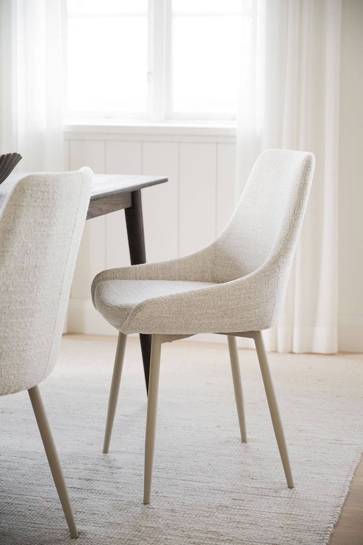 Sierra Stol i ljusbeige tyg med beige ben på beige matta