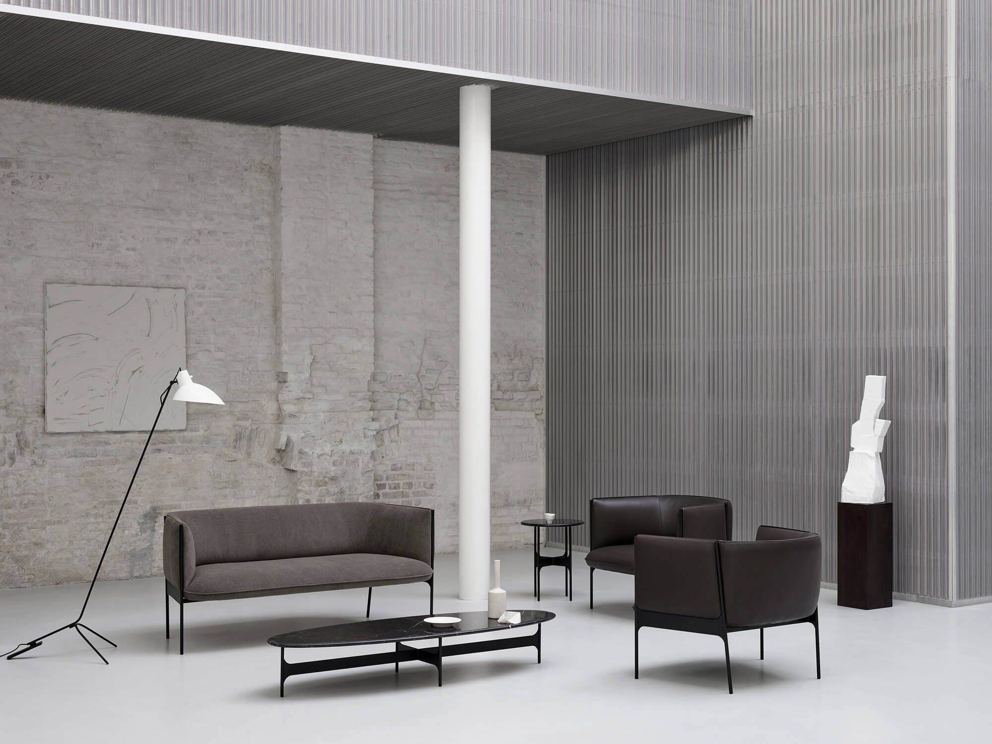 Floema Soffbord i soffgrupp med Sepal Soffa och Sepal Fåtölj i industriell miljö